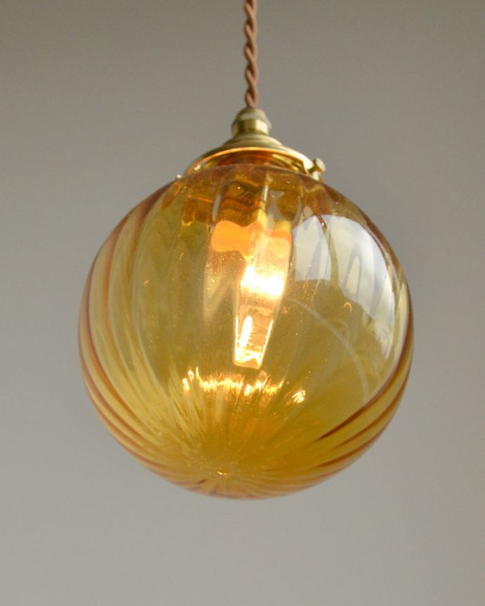 ペンダントライト　照明・ライティング　ストライプ入りのガラスボール（アンバー）、ペンダントライト（コード・シャンデリア球・ギャラリーA付き）。下から見上げるとこんな感じです。(pl-120)