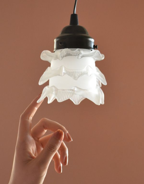 ペンダントライト　照明・ライティング　アンティーク風エンジェルペンダントランプ（ホワイト）。ホワイトのお花のシェードが、優しくお部屋を照らします。(pl-121)