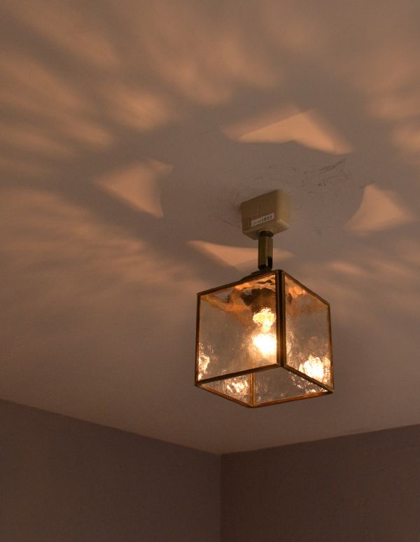 ペンダントライト　照明・ライティング　立方体型がお洒落、フレスコガラスのシーリングライト（電球セット）。天井や壁に映りだされる陰影も美しく、夜が来るのが待ち遠しくなってしまうシーリングライトです。(pl-128)