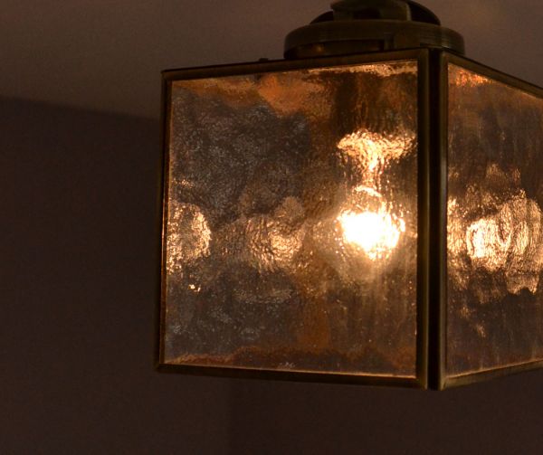 ペンダントライト　照明・ライティング　立方体型がお洒落、フレスコガラスのシーリングライト（電球セット）。明かりを点けるとフレスコガラスから幻想的な明かりがこぼれます。(pl-128)