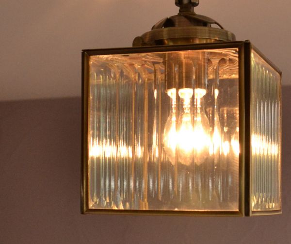ペンダントライト　照明・ライティング　立方体型がお洒落、ストライプガラスのシーリングライト（電球セット）。明かりを点けるとストライプガラスに反射してより綺麗に灯ります。(pl-129)