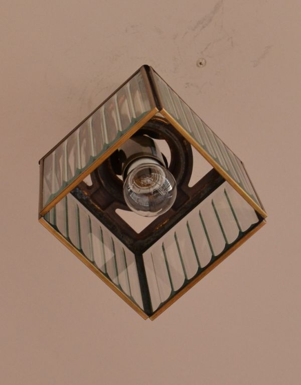 ペンダントライト　照明・ライティング　立方体型がお洒落、ストライプガラスのシーリングライト（電球セット）。角度が調整できるデザインです。(pl-129)