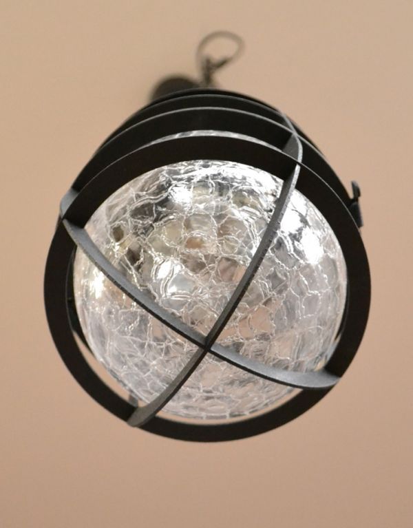 ペンダントライト　照明・ライティング　クラックガラスのアンティーク風のペンダントライト（レトロなデッキライト）（Ｅ26丸球付）。ブラックカラーのアイアンがアクセントになったレトロなデザインです。(pl-134)