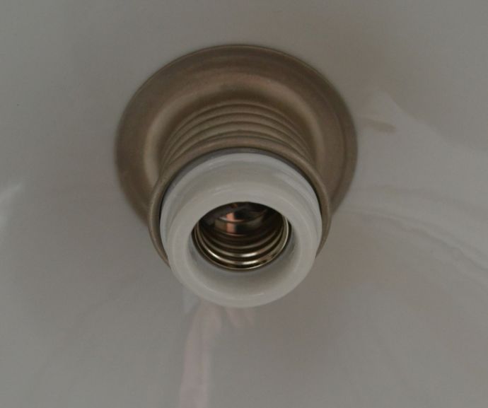 ペンダントライト　照明・ライティング　白磁のペンダントライト（コード・シャンデリア電球・ギャラリーなし）。国産球対応のランプです。(pl-137)