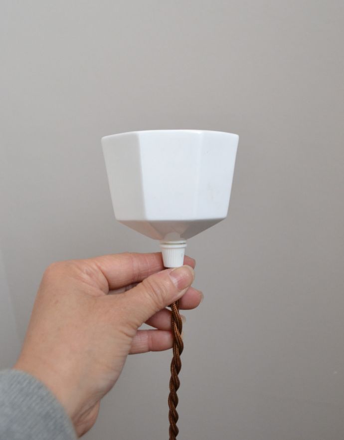 ペンダントライト　照明・ライティング　陶器製のペンダントライト（コード・シャンデリア電球・ギャラリーなし）。シェードと同じ素材のカバーが付いています。(pl-139)