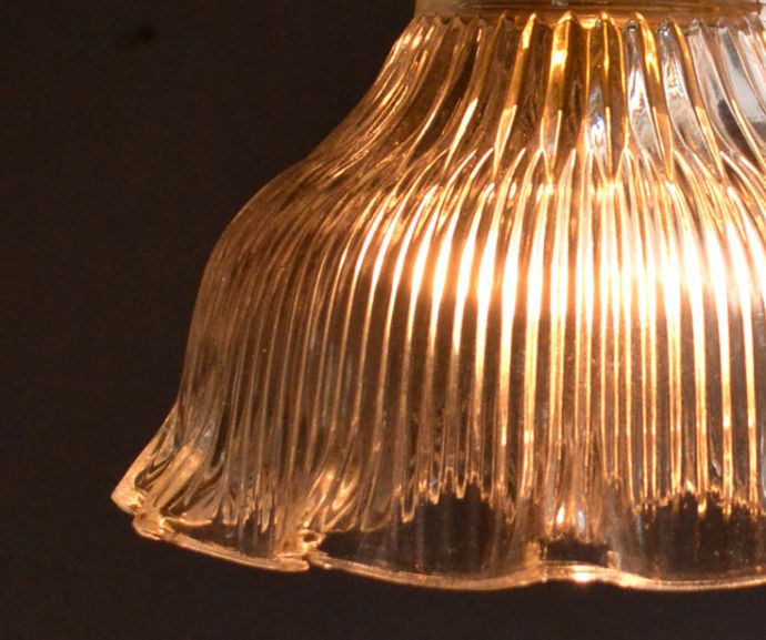 ペンダントライト　照明・ライティング　ガラスシェードのペンダントライト（ゴールドのチェーンコードセット付き・シャンデリア球）。灯りをつけると、キラキラと美しく輝きます。(pl-140)