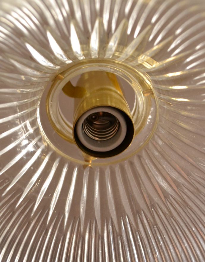ペンダントライト　照明・ライティング　ガラスシェードのペンダントライト（ゴールドのチェーンコードセット付き・シャンデリア球）。国産球対応のランプです。(pl-140)