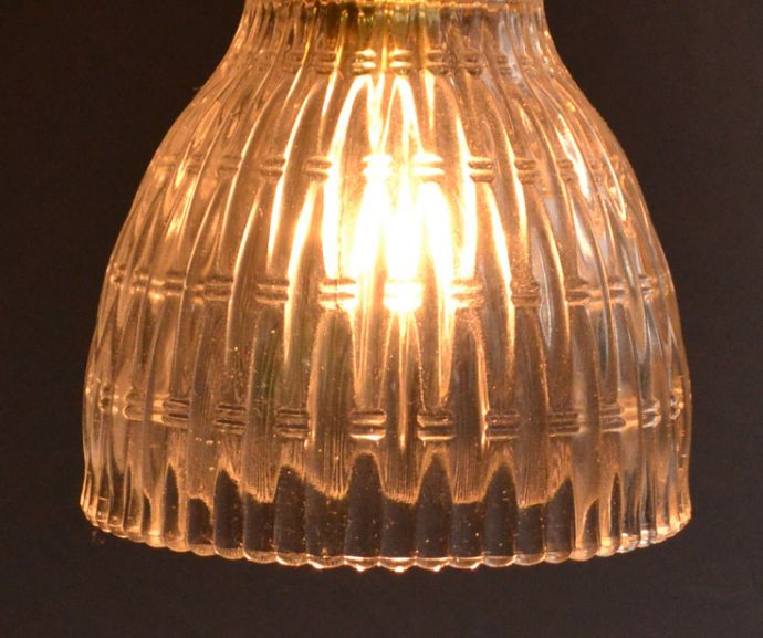 ペンダントライト　照明・ライティング　ガラスシェードのペンダントライト（ゴールドのチェーンコードセット付き・シャンデリア球）。灯りをつけると、キラキラと美しく輝きます。(pl-142)