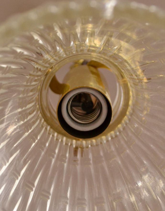 ペンダントライト　照明・ライティング　ガラスシェードのペンダントライト（ゴールドのチェーンコードセット付き・シャンデリア球）。国産球対応のランプです。(pl-142)
