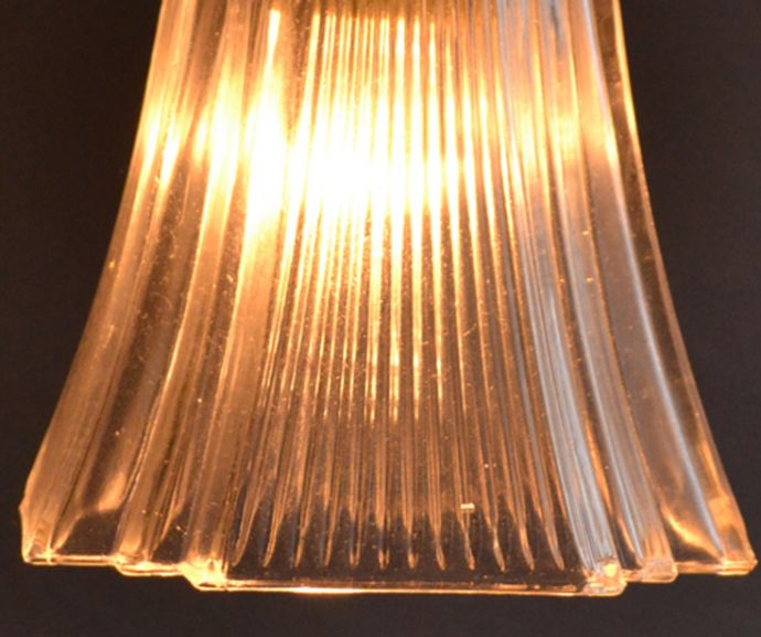ペンダントライト　照明・ライティング　ガラスシェードのペンダントライト（ゴールドのチェーンコードセット付き・丸球）。灯りをつけると、キラキラと美しく輝きます。(pl-143)