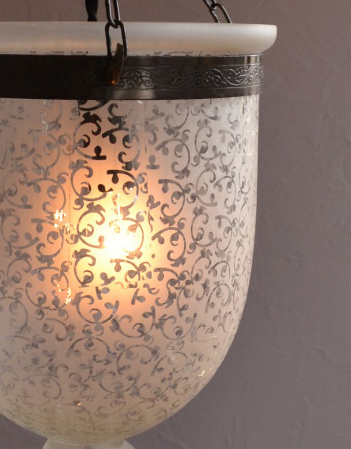 ペンダントライト　照明・ライティング　フロストグラスに植物のデザインがキレイなハンギングガラスシェード、アンティーク風ランプ（電球なし） 。灯りをつけると、蔦の模様が浮かび上がります。(pl-146)