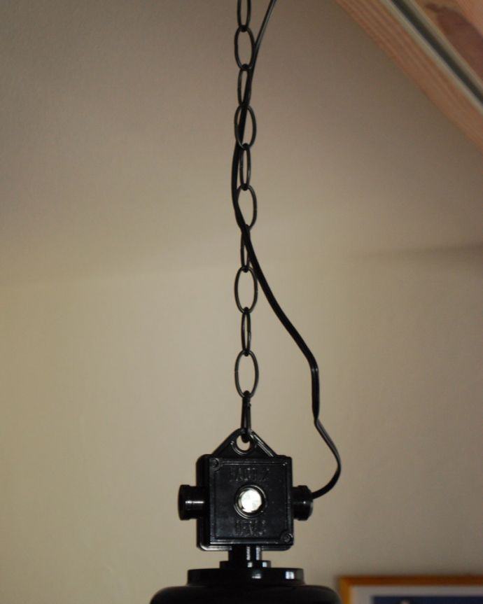 ペンダントライト　照明・ライティング　クールなブラックのペンダントライト（電球なし）。チェーンが付いているので、強度があります。(pl-159)