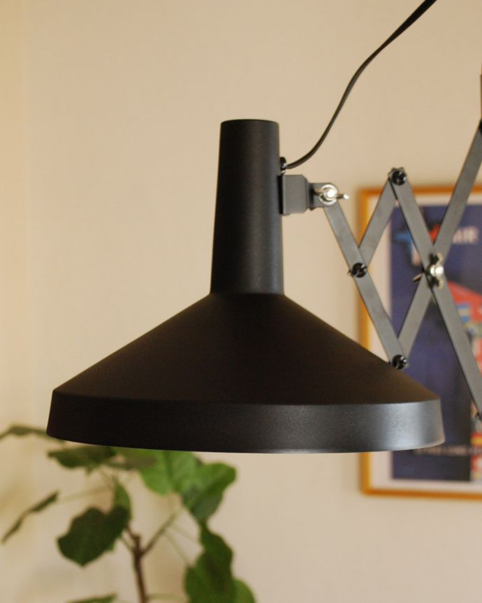 ペンダントライト　照明・ライティング　左右に伸び縮み、角度調整可能なペンダントライト（ブラック）（電球なし）。お部屋の雰囲気を引き締めてくれるブラックカラーです。(pl-160)