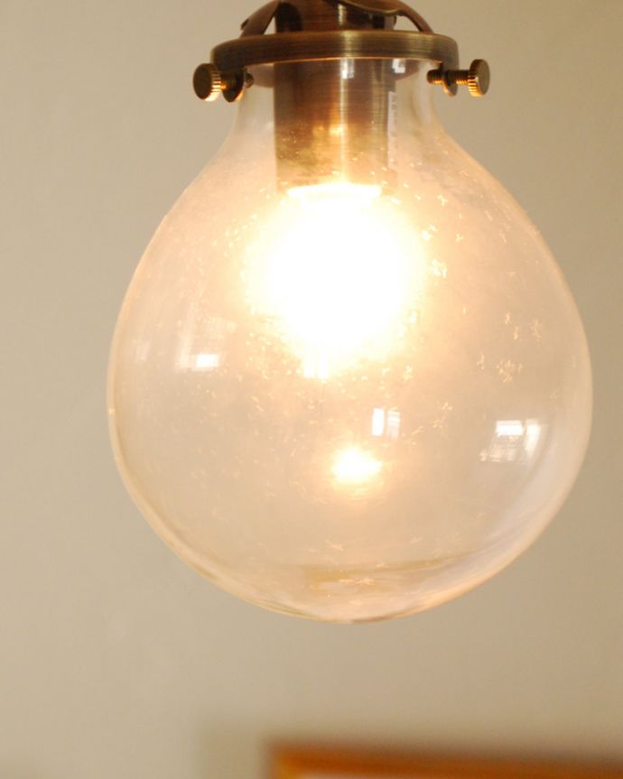 スポットライト　照明・ライティング　クリアのガラスボール（ダクトレール専用スポットライト）（電球なし）。明かりを点けると温かく綺麗に灯ります。(pl-162)