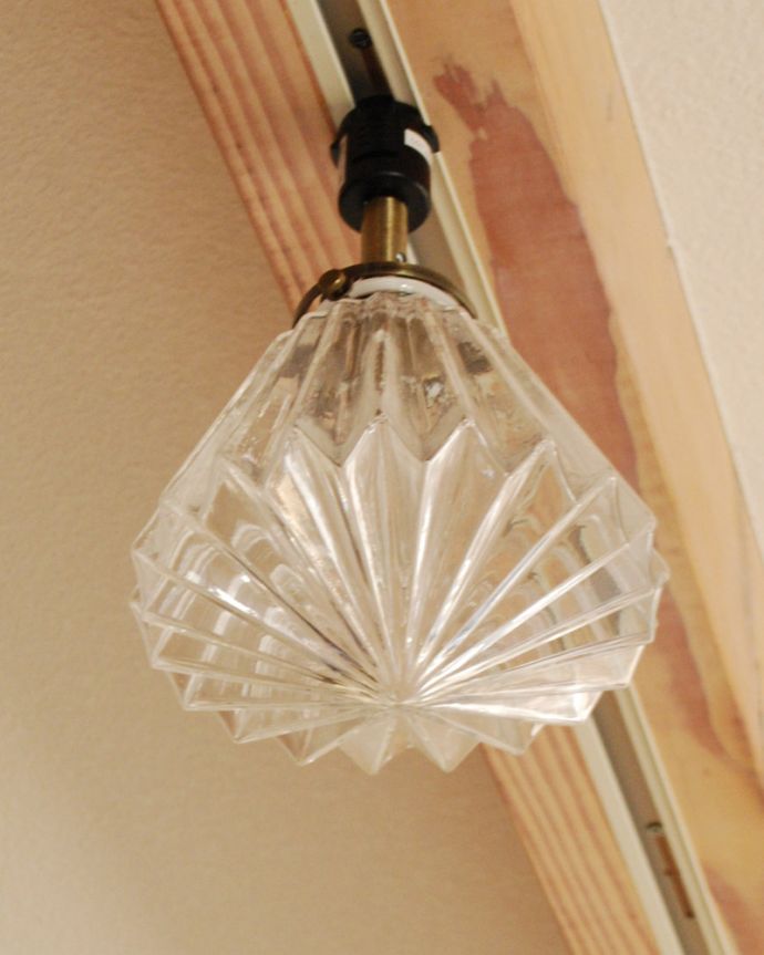 スポットライト　照明・ライティング　折り紙細工のような天井付け照明（ダクトレール専用スポットライト）（電球なし）。シェードは、手作りのため多少、誤差があったり、気泡やキズ、汚れが入っている場合もあります。(pl-165)