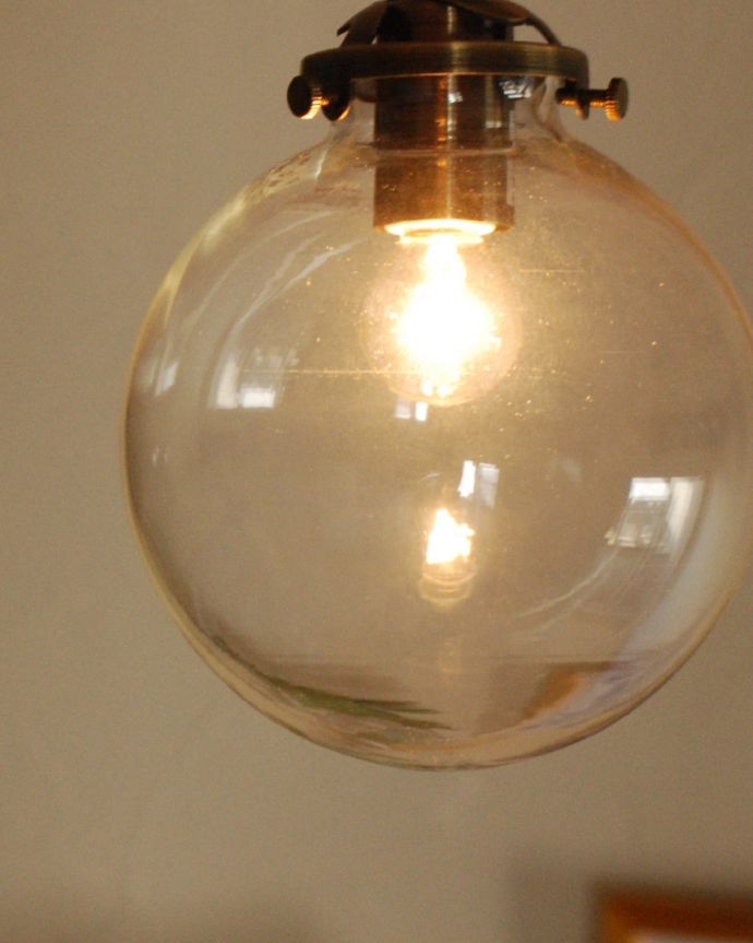 スポットライト　照明・ライティング　ガラスボールスポットライト（まん丸）（ダクトレール専用）（電球なし）。明かりを点けると温かく綺麗に灯ります。(pl-167)