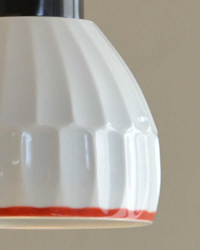 ペンダントライト　照明・ライティング　可愛い磁器製（ライン）シェードのペンダントライト（50cmコード・Ｅ26球・ギャラリーなし）。陶器の質感と、白×赤の配色がシェードがお部屋のアクセントになります。(pl-182)