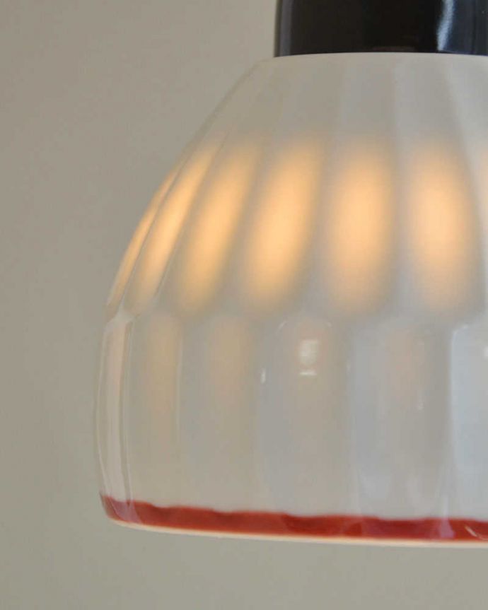 ペンダントライト　照明・ライティング　可愛い磁器製（ライン）シェードのペンダントライト（50cmコード・Ｅ26球・ギャラリーなし）。小さくても存在感がたっぷりです。(pl-182)