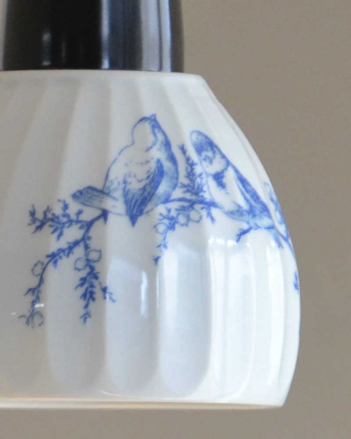 ペンダントライト　照明・ライティング　可愛い磁器製（ブルー）シェードのペンダントライト（50cmコード・Ｅ26球・ギャラリーなし）。陶器の質感と、ナチュラルな小鳥のイラストがシェードがお部屋のアクセントになります。(pl-184)
