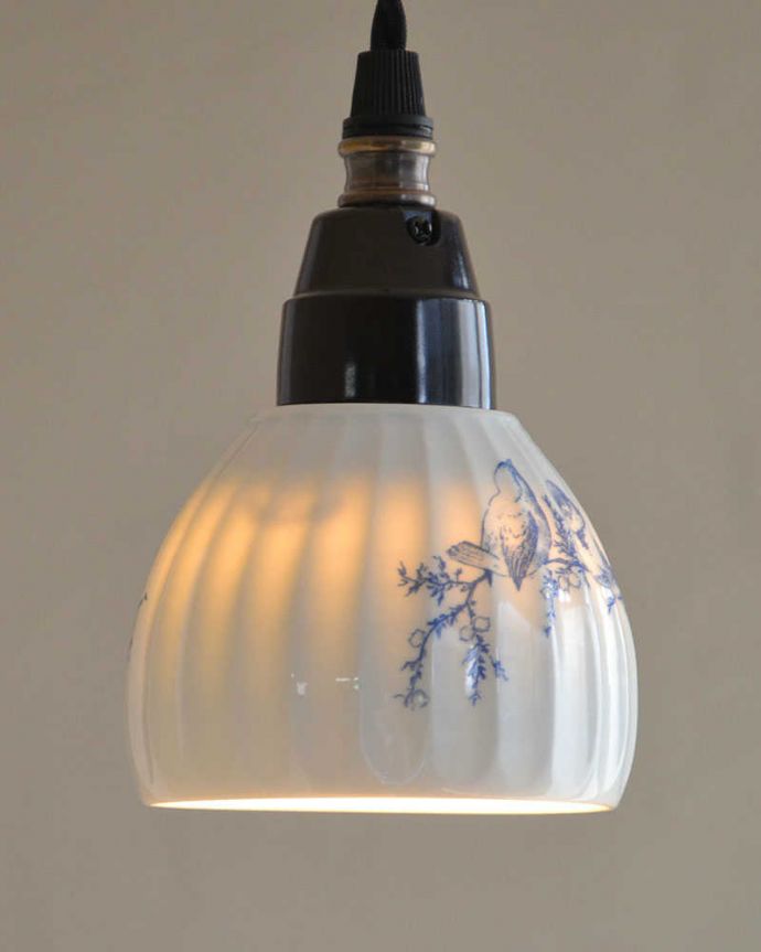 ペンダントライト　照明・ライティング　可愛い磁器製（ブルー）シェードのペンダントライト（50cmコード・Ｅ26球・ギャラリーなし）。やわらかく灯る温かい光が魅力です。(pl-184)