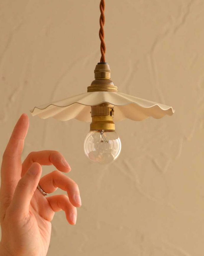 ペンダントライト　照明・ライティング　フリルが可愛いアイアンの小さなペンダントライト ホワイト （コード・シャンデリア電球・ギャラリーなし）。。(pl-218)