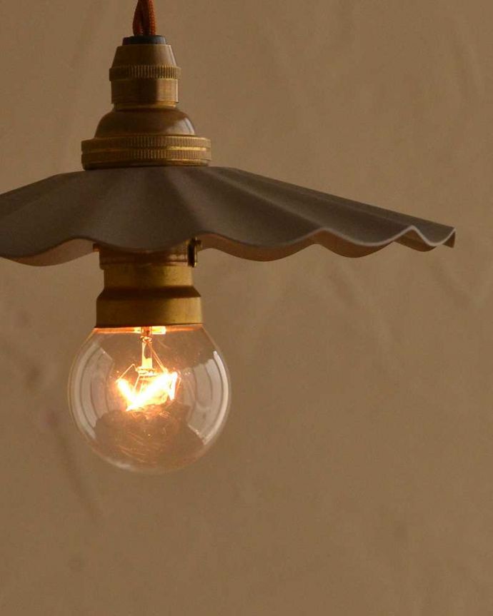 ペンダントライト　照明・ライティング　フリルが可愛いアイアンの小さなペンダントライト （コード・シャンデリア電球・ギャラリーなし）。。(pl-219)