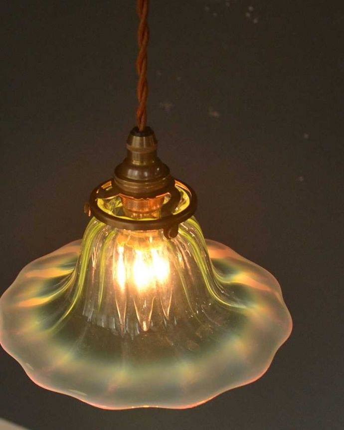 ペンダントライト　照明・ライティング　ヴァセリン風のガラスがキレイなペンダントライト（コード・シャンデリア球・ギャラリーA）。。(pl-223)