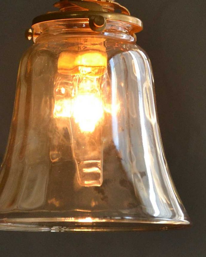 ペンダントライト　照明・ライティング　ガラスのゆらめきがキレイなペンダントライト(コード・シャンデリア電球・ギャラリーA付き)。夜になって灯りを点けると･･･ガラスのシェードはとても優しい雰囲気。(pl-229)