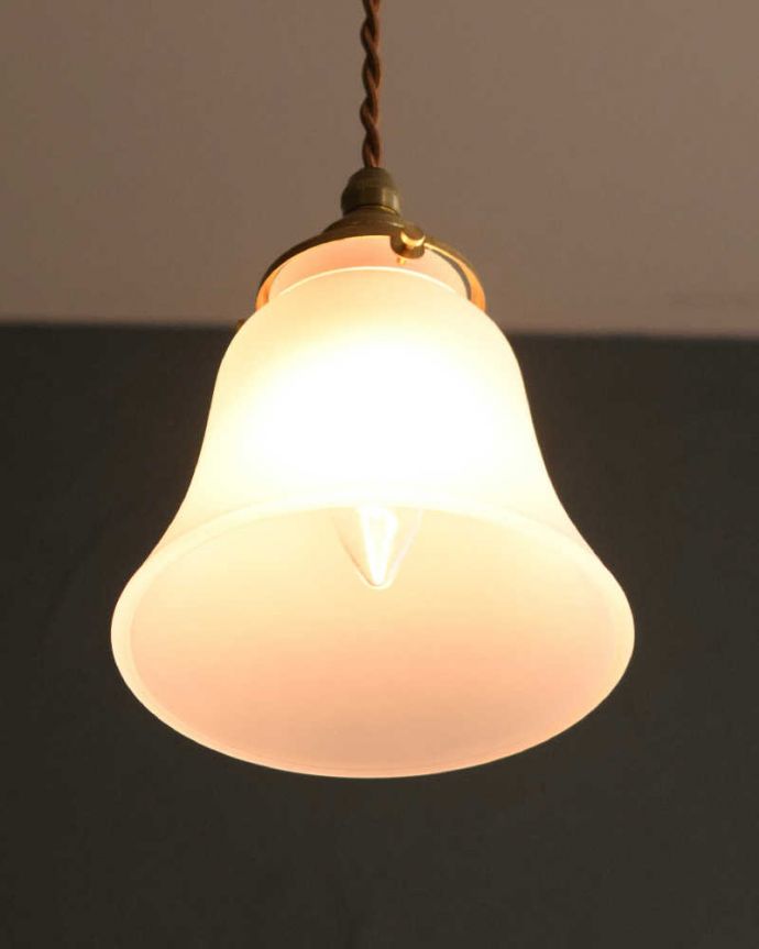 ペンダントライト　照明・ライティング　柔らかい灯りのガラスシェードペンダントライト(コード・シャンデリア電球・ギャラリーA付き) 。灯りを点けると･･･毎日の疲れをホッと癒してくれる灯り。(pl-250)