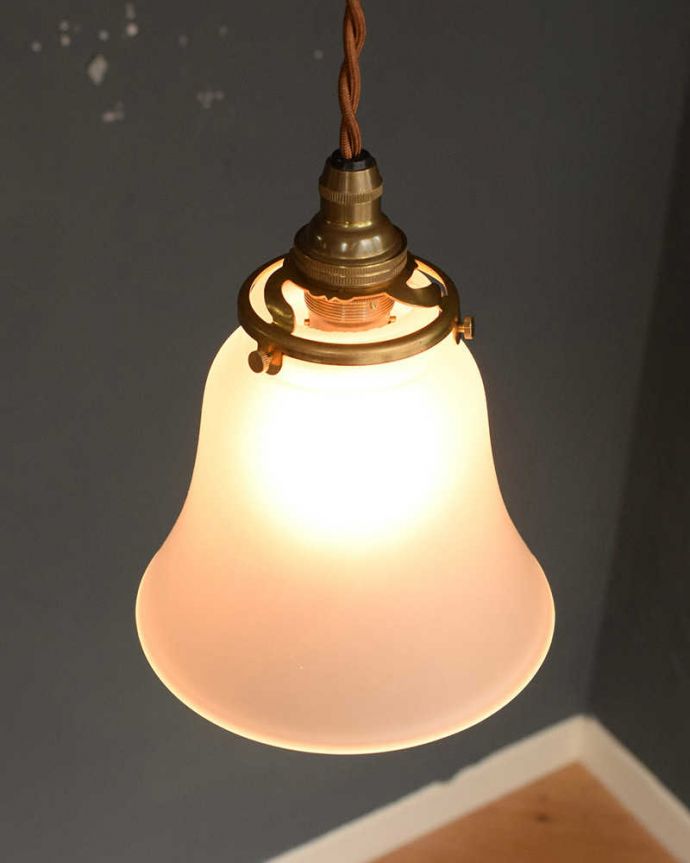 ペンダントライト　照明・ライティング　柔らかい灯りのガラスシェードペンダントライト(コード・シャンデリア電球・ギャラリーA付き) 。上から見ると･･･コードは日本仕様の新しいものです。(pl-250)