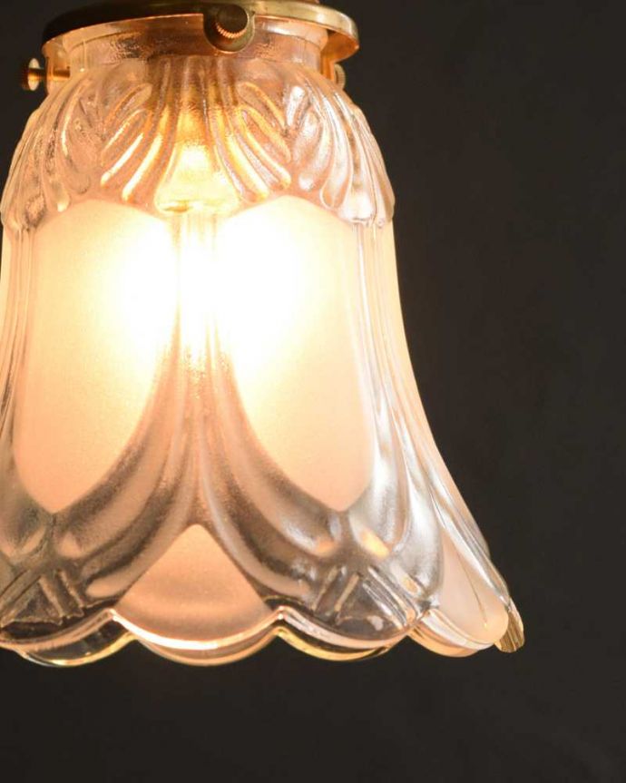 真鍮とガラスの組み合わせが美しいペンダントライト - 天井照明