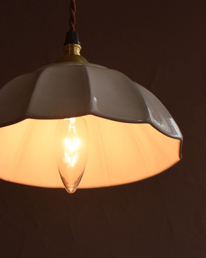 ペンダントライト　照明・ライティング　ぬくもりが感じられる陶器のペンダントライト（アンブレラ・ホワイト）(ギャラリー付きコード・シャンデリア電球)。。(pl-265)