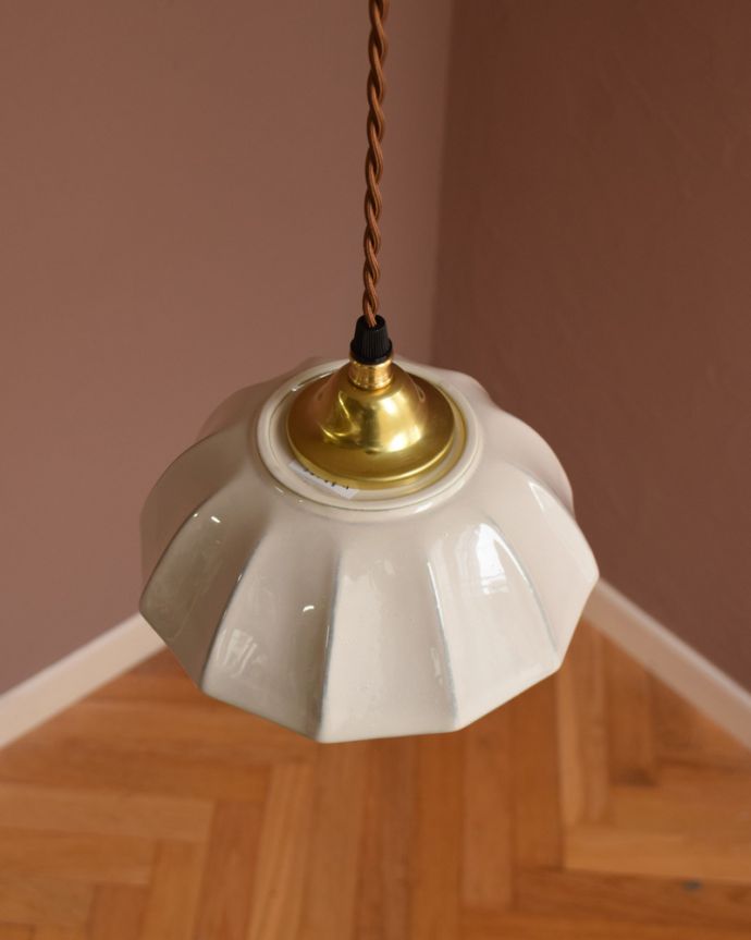 ペンダントライト　照明・ライティング　ぬくもりが感じられる陶器のペンダントライト（アンブレラ・ホワイト）(ギャラリー付きコード・シャンデリア電球)。。(pl-265)