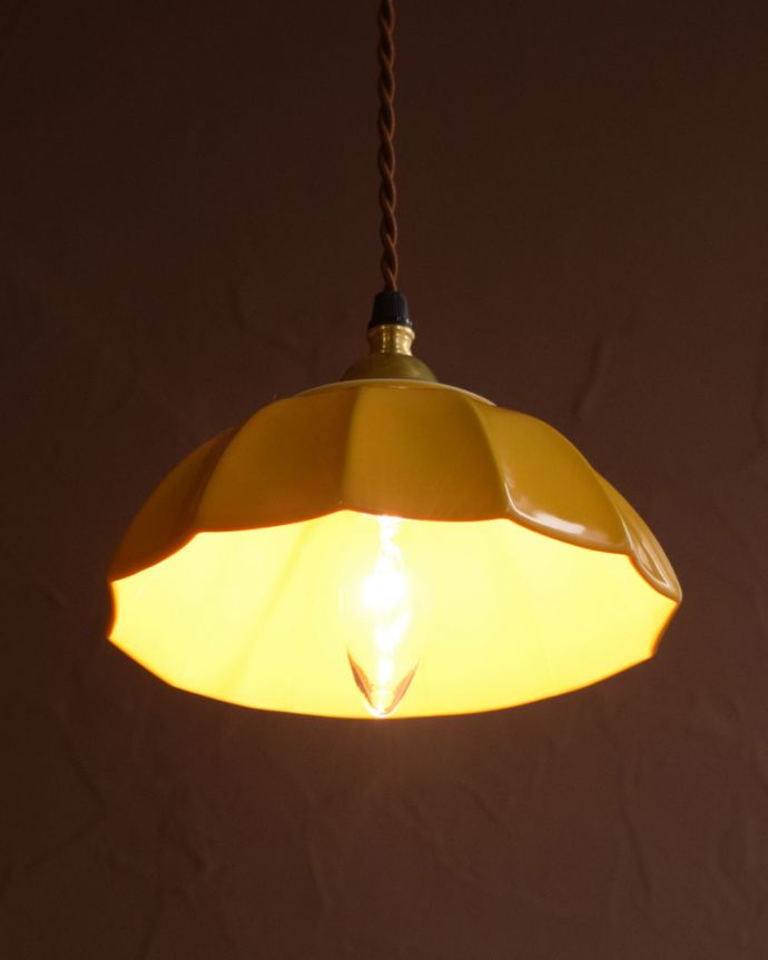 ペンダントライト　照明・ライティング　ぬくもりが感じられる陶器のペンダントライト（アンブレラ・イエロー）(ギャラリー付きコード・シャンデリア電球)。。(pl-267)
