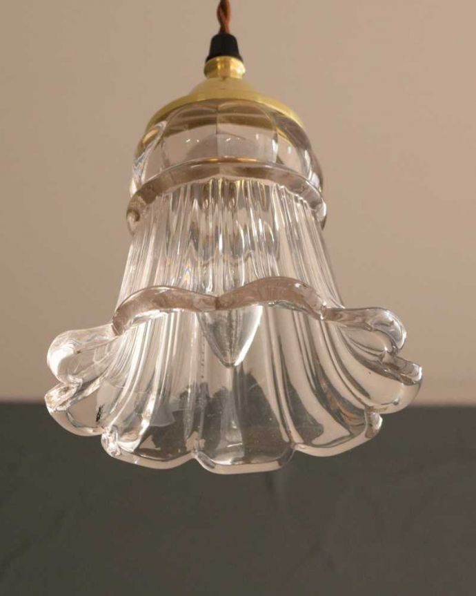 スミレの花が咲いたようなデザインのガラスのペンダントライト(ギャラリー付きコード・シャンデリア電球)