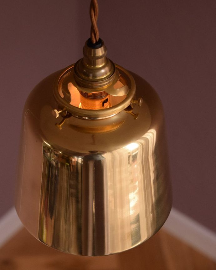 ペンダントライト　照明・ライティング　ブラスシェード（真鍮）のペンダントライト(コード・シャンデリア電球・ギャラリーA付き)　上から見ると･･･コードは日本仕様の新しいものです。(pl-311)