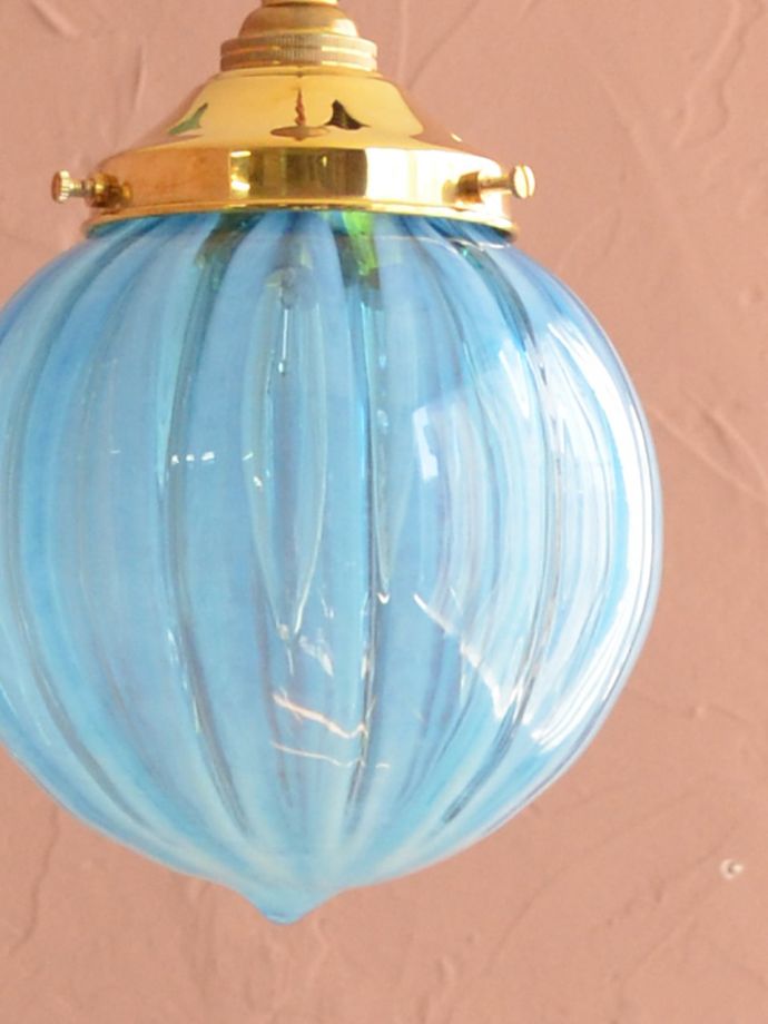 ヴァセリン風のガラスが美しいペンダントライト（コード・シャンデリア