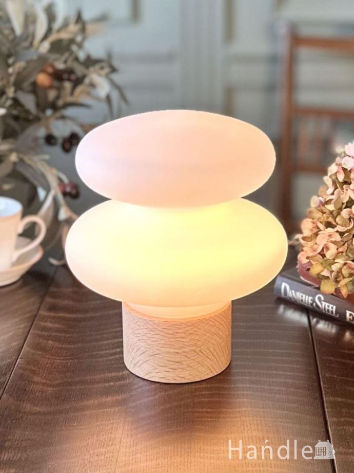 アンティーク風のテーブルランプ