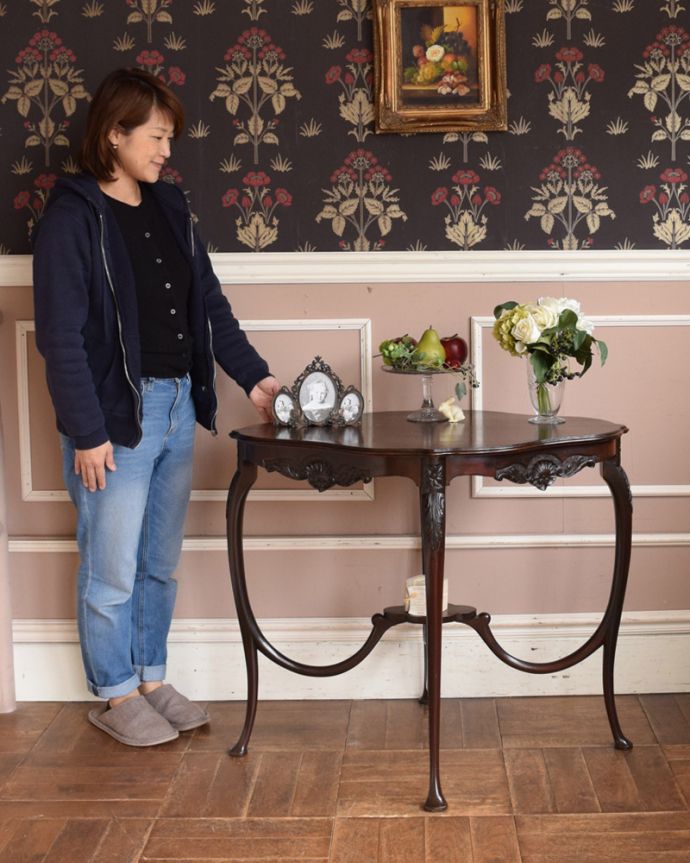アンティークのテーブル　アンティーク家具　アンティークの高級感のある英国輸入家具、可憐なデザインのオケージョナルテーブル。お部屋にそっと置くだけで、オシャレな雰囲気に。(q-1000-f)
