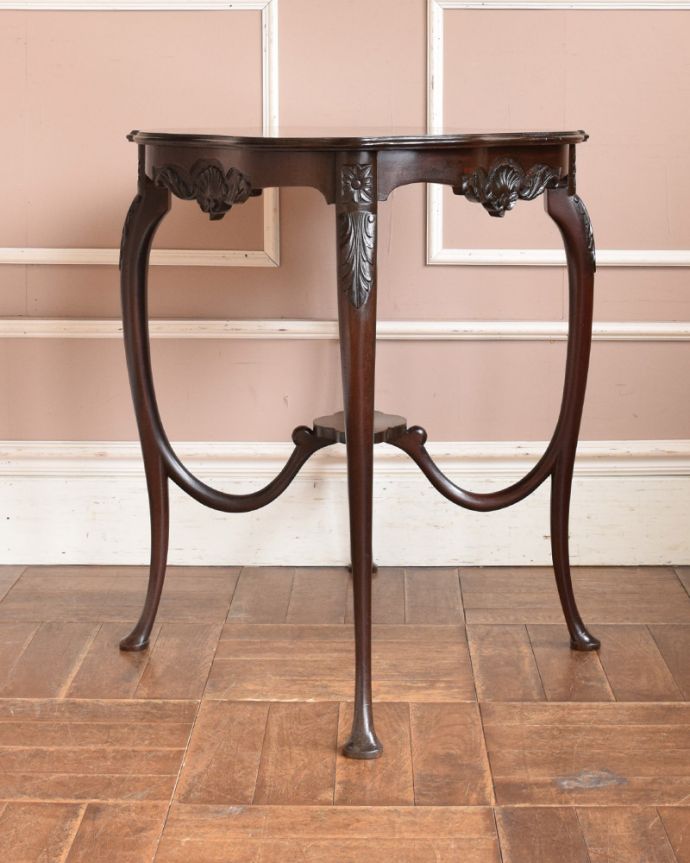 アンティークのテーブル　アンティーク家具　アンティークの高級感のある英国輸入家具、可憐なデザインのオケージョナルテーブル。細くて繊細なラインが美しい脚。(q-1000-f)