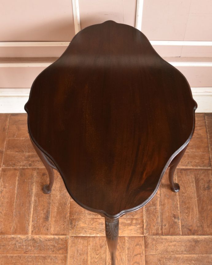 アンティークのテーブル　アンティーク家具　アンティークの高級感のある英国輸入家具、可憐なデザインのオケージョナルテーブル。高級感のある天板。(q-1000-f)