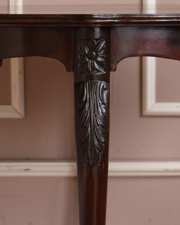 アンティークのテーブル　アンティーク家具　アンティークの高級感のある英国輸入家具、可憐なデザインのオケージョナルテーブル。脚の付け根には可愛いお花の彫があります。(q-1000-f)