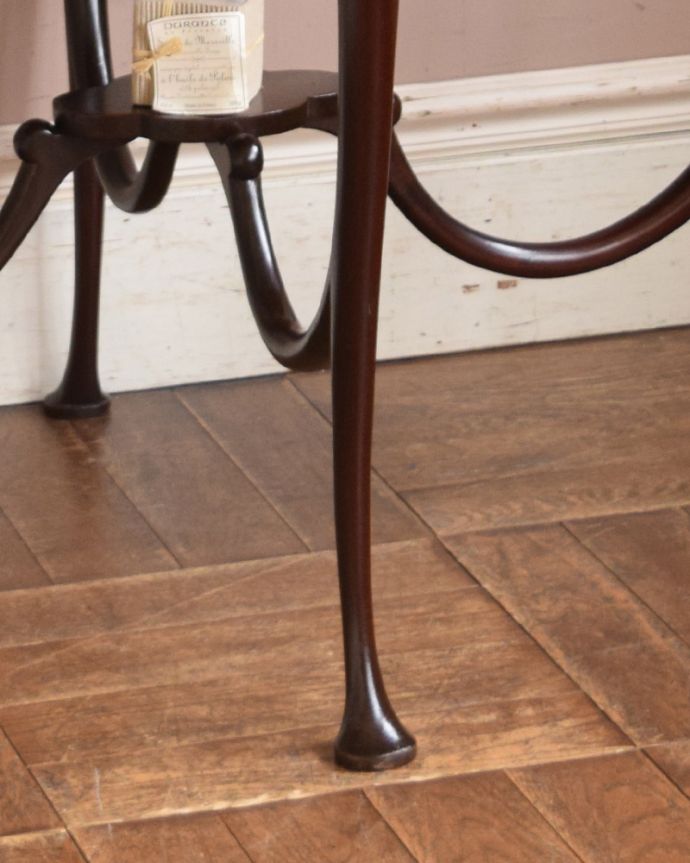 アンティークのテーブル　アンティーク家具　アンティークの高級感のある英国輸入家具、可憐なデザインのオケージョナルテーブル。細い脚先が繊細でステキ。(q-1000-f)