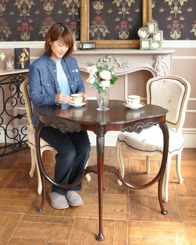 アンティークのテーブル　アンティーク家具　アンティークの高級感のある英国輸入家具、可憐なデザインのオケージョナルテーブル。いろんな使い方が出来る、便利で優雅なテーブル置くだけで雰囲気をよくしてくれるオケージョナルテーブル。(q-1000-f)