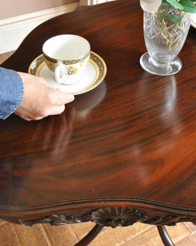 アンティークのテーブル　アンティーク家具　アンティークの高級感のある英国輸入家具、可憐なデザインのオケージョナルテーブル。小さなテーブルとして便利に使えるので、使いたい場所にちょっと持って行って気軽に使ってみましょう。(q-1000-f)