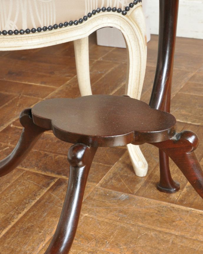 アンティークのテーブル　アンティーク家具　アンティークの高級感のある英国輸入家具、可憐なデザインのオケージョナルテーブル。下にはちょっとした物置があります。(q-1000-f)