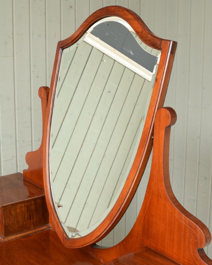 アンティークのドレッサー　アンティーク家具　盾型のミラーが付いた、美しいドレッシングチェスト（マホガニー材）。大きな鏡はお部屋を広く見せる効果大。(q-1002-f)