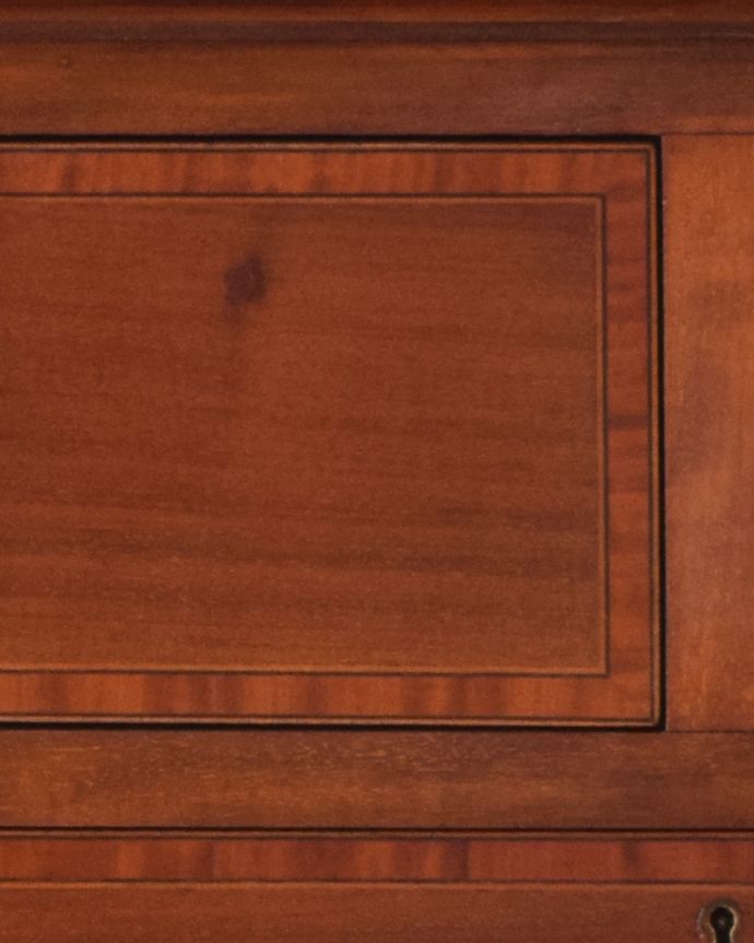 アンティークのドレッサー　アンティーク家具　盾型のミラーが付いた、美しいドレッシングチェスト（マホガニー材）。引き出しの縁どりの繊細な装飾は見とれる程美しいです。(q-1002-f)