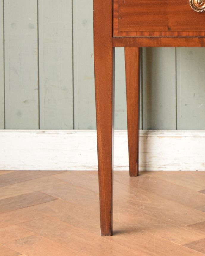 アンティークのドレッサー　アンティーク家具　盾型のミラーが付いた、美しいドレッシングチェスト（マホガニー材）。スッキリと細長い脚です。(q-1002-f)