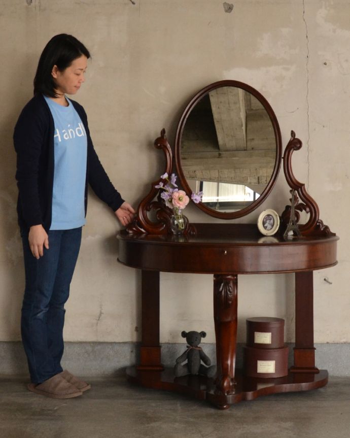 アンティークのドレッサー　アンティーク家具　1890年代のアンティークドレッシングテーブル、マホガニー材の英国輸入家具。ディスプレイを楽しんだり、化粧台にしたり。(q-1003-f)